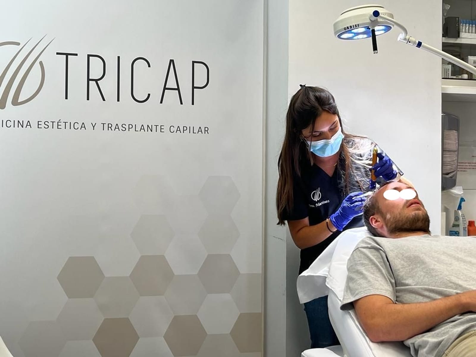 Tratamiento capilar realizado por una cirujana de Tricap, en su consulta de Huelva