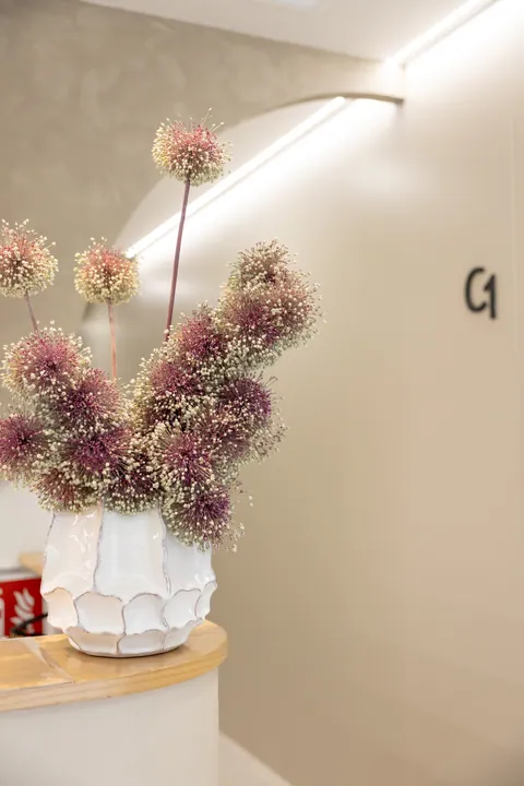 Flores sobre el mostrador de recepción