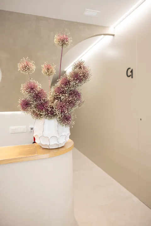 Mostrador de recepción con flores