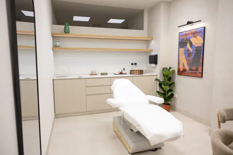 Sala con camilla y zona de consulta