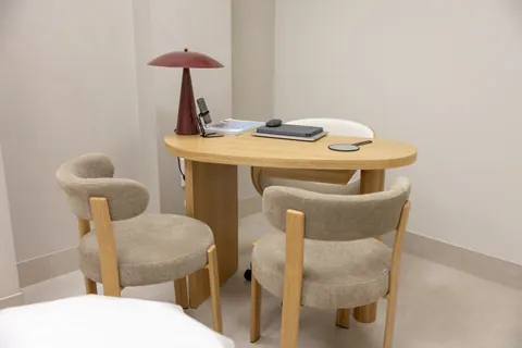 Zona de consulta con mesa y sillas