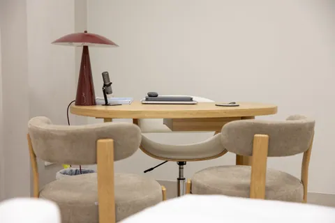 Mesa de consulta con lámpara roja