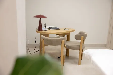 Mesa de consulta al fondo de la sala