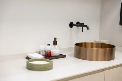 Encimera con lavabo y dispensadores