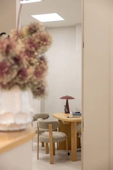 Arreglo floral junto a la consulta