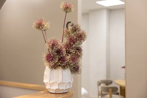 Jarrón con flores sobre el mostrador
