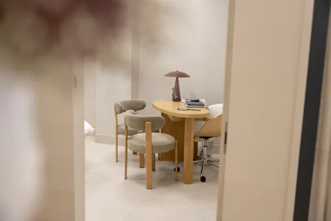 Mesa y sillas al fondo de una consulta