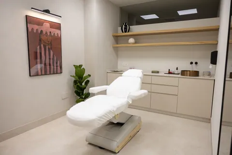 Sala de consulta con camilla y armarios