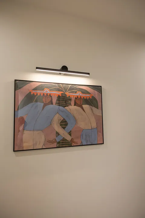 Cuadro iluminado en una sala