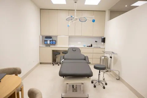 Vista frontal de una sala con camilla