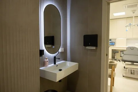 Lavabo junto a la entrada de una sala