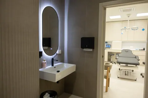 Espejo y lavabo junto a una sala