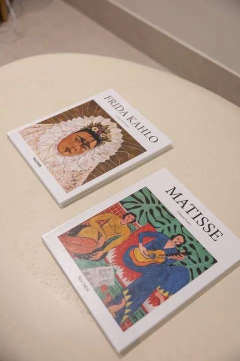Revistas sobre una mesa