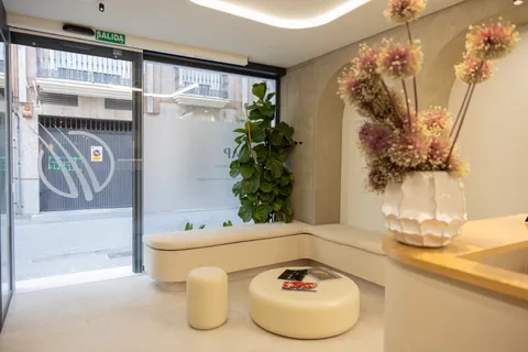 Sala de espera y entrada de la clínica