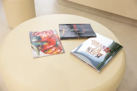 Revistas en la mesa de la sala de espera