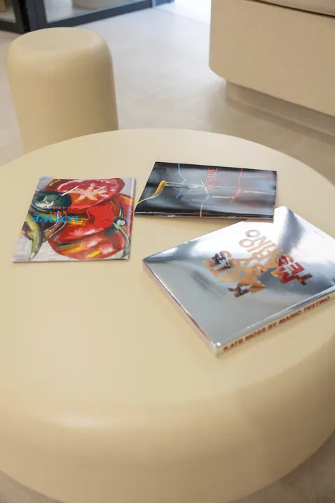 Mesa de la sala de espera con revistas