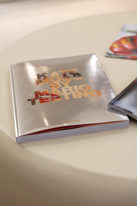 Revista en la mesa de la sala de espera