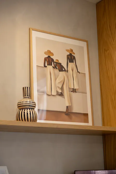 Cuadro y decoración en una estantería