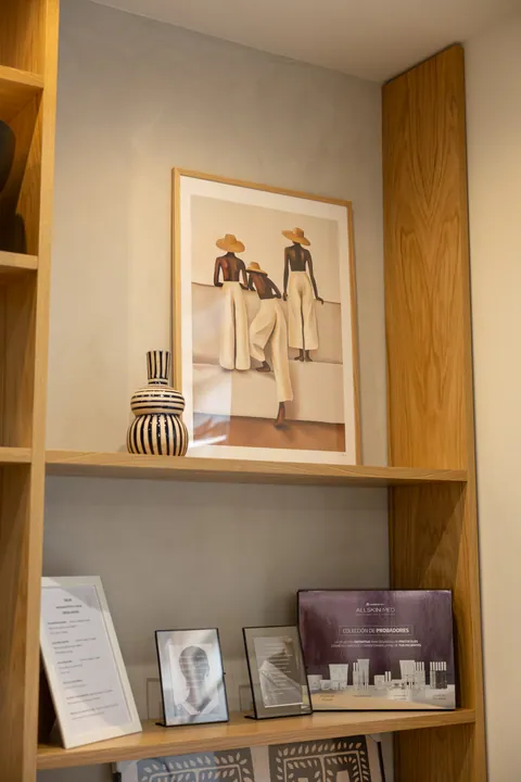 Estantería con cuadros y decoración