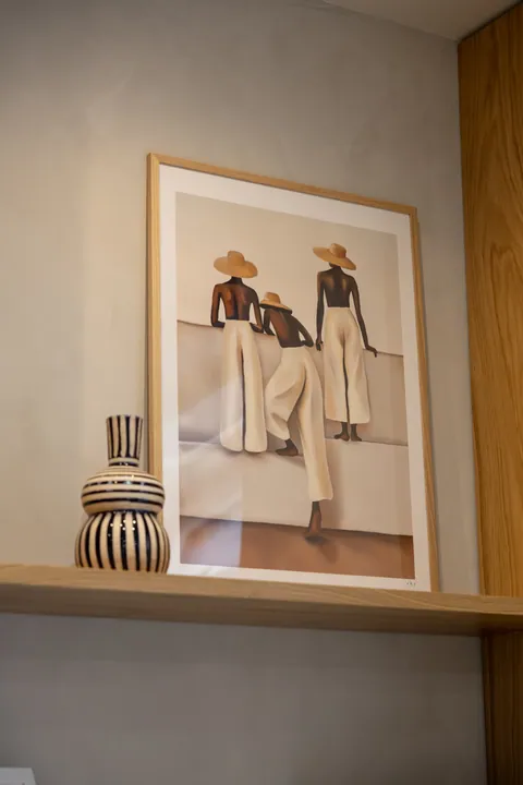 Detalle de un cuadro en una estantería