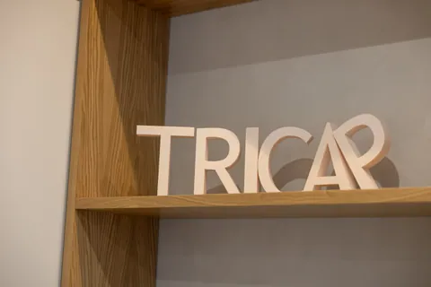 Letras de TRICAP en una estantería