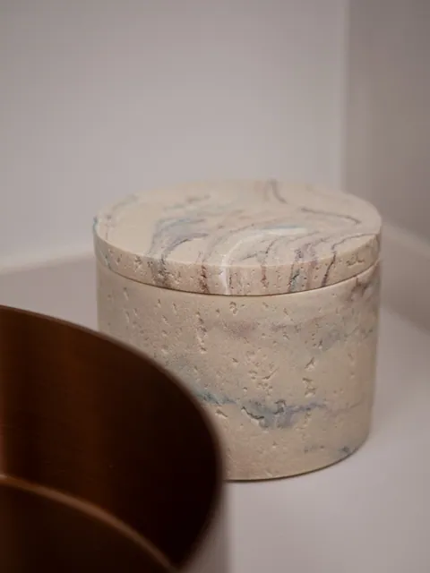 Recipiente junto al lavabo de una sala