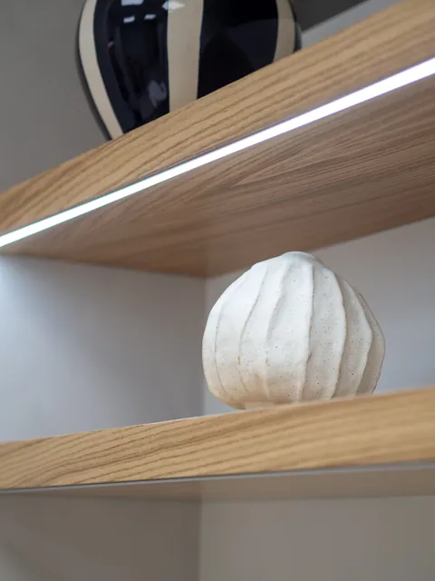 Estantes de madera con jarrones