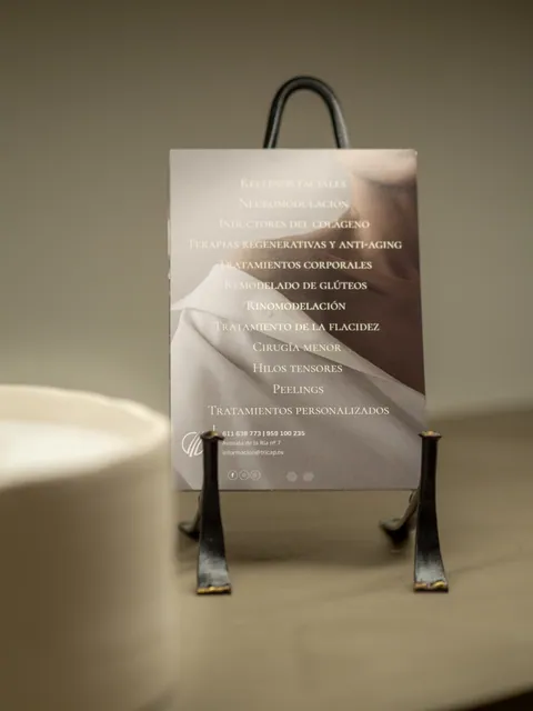 Folleto de la clínica sobre una mesa