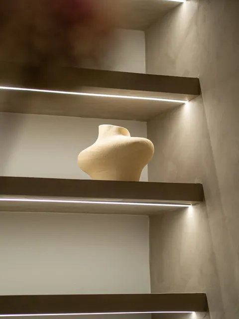 Detalle de la decoración de una estantería